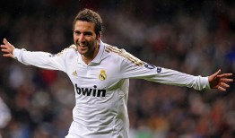 足彩网-青春风采引热议！凯拉特18岁门将母亲年轻貌美，球迷误认姐弟情深