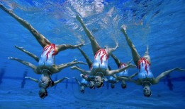 中国竞彩网：凌波微步震撼全场！里夫斯灵动突破克莱防守，强攻上篮锁定胜局