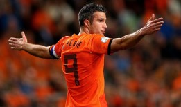 中国足彩竞彩网_凯尔特人球迷以投掷网球橙子方式抗议管理层，联赛赛事遭遇混乱中断