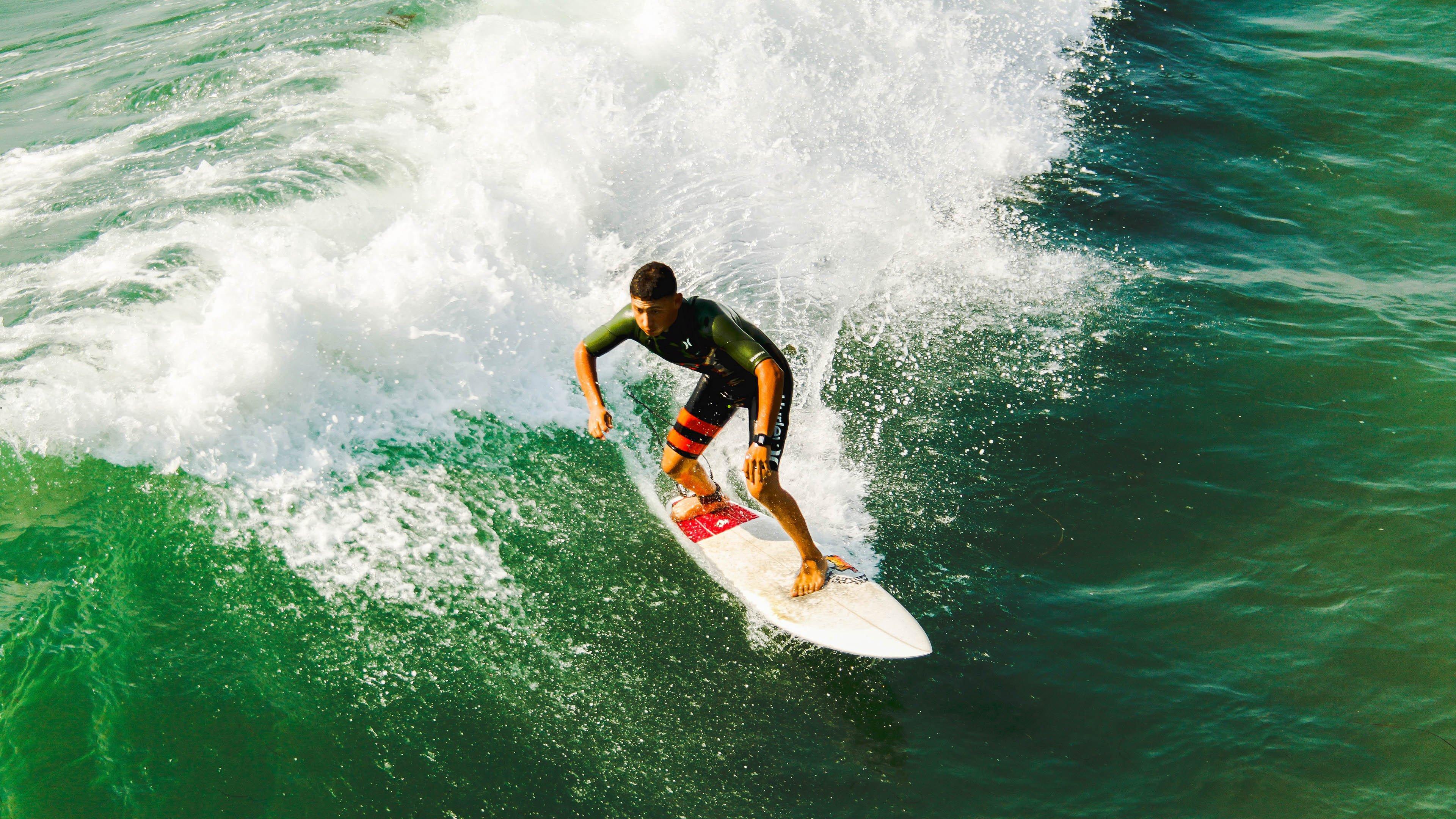 虚拟球场上的真实鏖战，职业电竞联盟在竞争与质疑中坚定前行